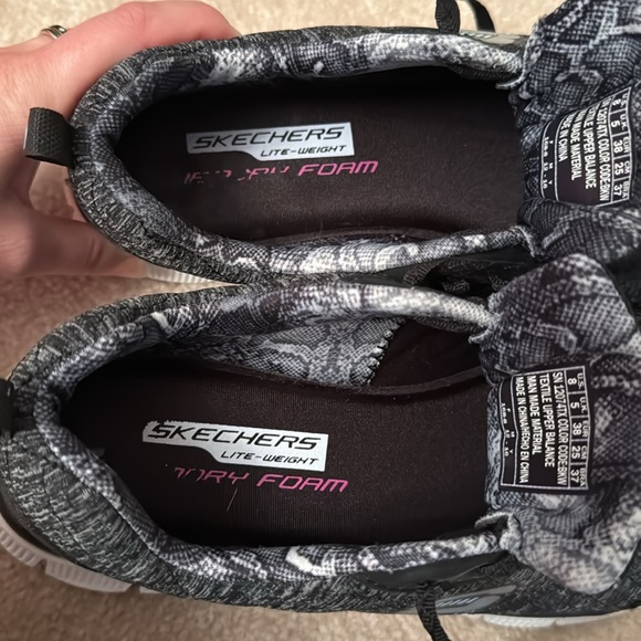 Lite-Weight Sketchers - hardly worn! - Picture 4 of 7
